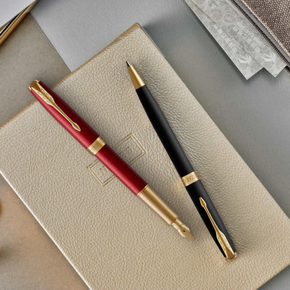 Parker Sonnet Kugelschreiber | Matt-Schwarze Lackierung mit Goldzierteilen | Mittlere Spitze | schwarze Tinte | Geschenkbox
